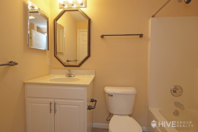 Building Photo - Beautiful Rental with Scenic Views Just Minutes from Downtown Harrisonburg!