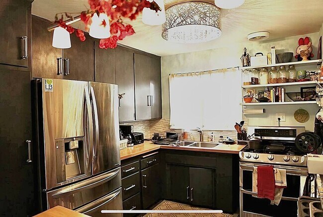 Building Photo - 1720 E 2nd St