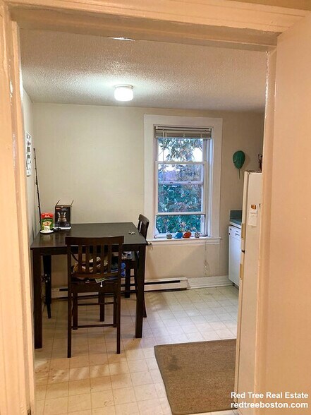 Building Photo - 506 E Broadway