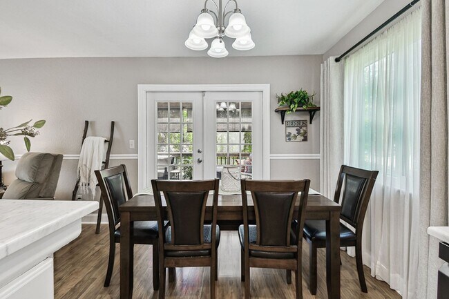 Building Photo - Elevated 3-Bed, 2-Bath, Corner-Lot Gem in the Heart of Palmetto