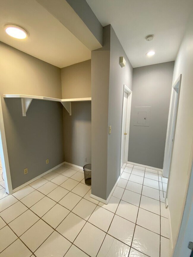 Building Photo - 5 Bed/3 Bath UC Rental Located on McMillan $750/pp ($3,875/mo)!