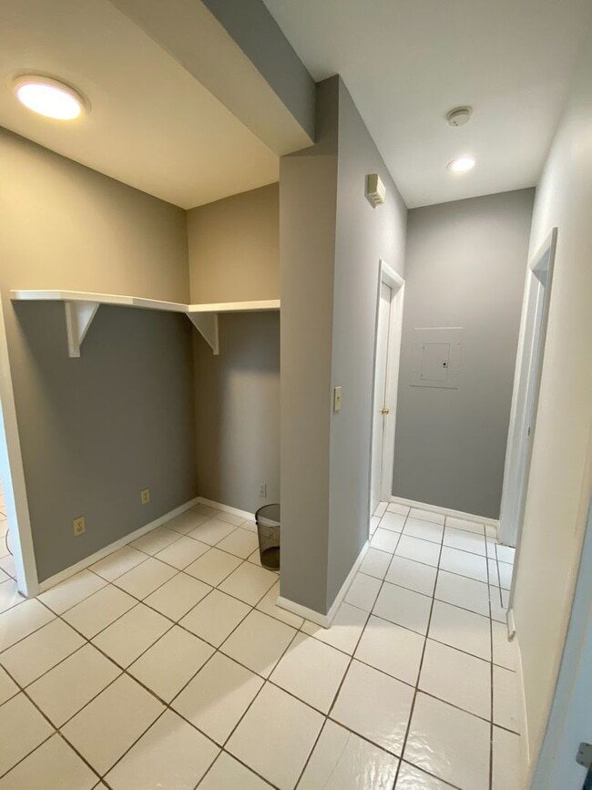 Building Photo - 5 Bed/3 Bath UC Rental Located on McMillan...