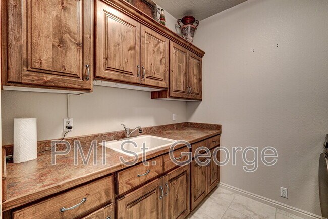 Building Photo - 621 Rolling Hills Dr