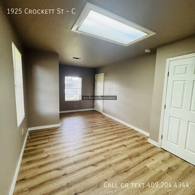 Building Photo - 1925 Crockett St