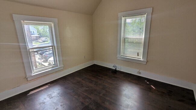Building Photo - Discover this three-bedroom, one-bath home in Cleveland