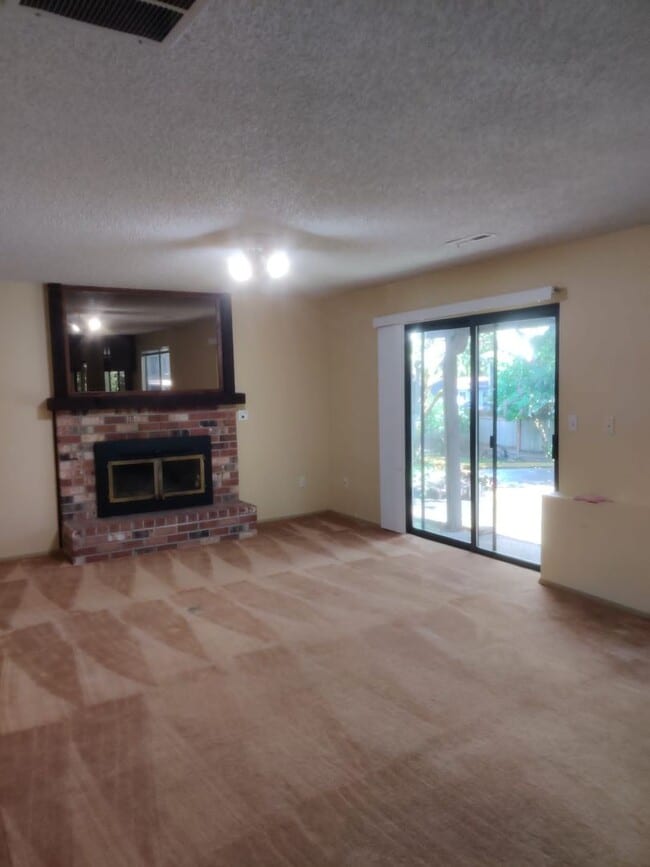 Building Photo - Private access to Lake Sammamish house