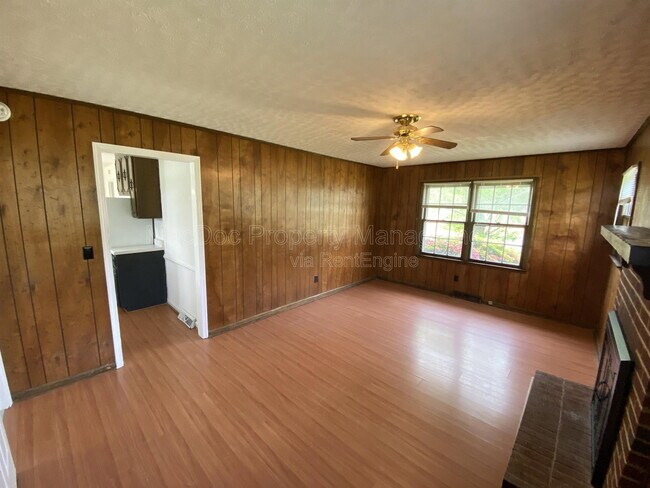 Building Photo - 1804 Sherwood Dr