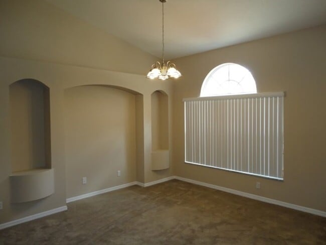Building Photo - 2610 Vinedale Ave