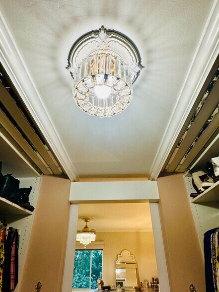 Building Photo - 8400 De Longpre Ave