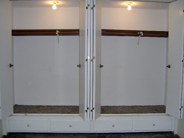 Building Photo - Cozy Townhouse! Water Sewer and Garbage Included!