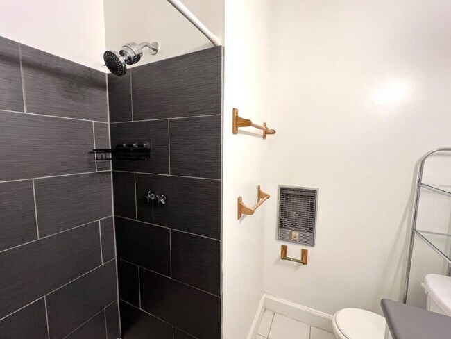 Building Photo - August 2026 Pre-Lease! One Bedroom on the Hill