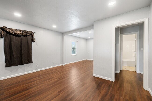 Building Photo - 4012 S Hudson Ave