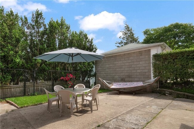 Building Photo - 86 Rochambeau Ave