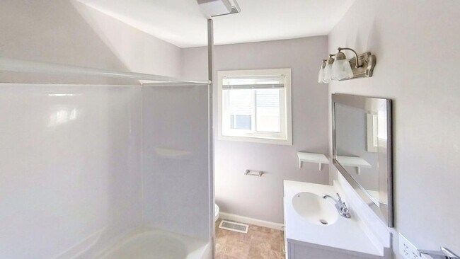 Building Photo - 2 Bedroom, 1 Bathroom Available!