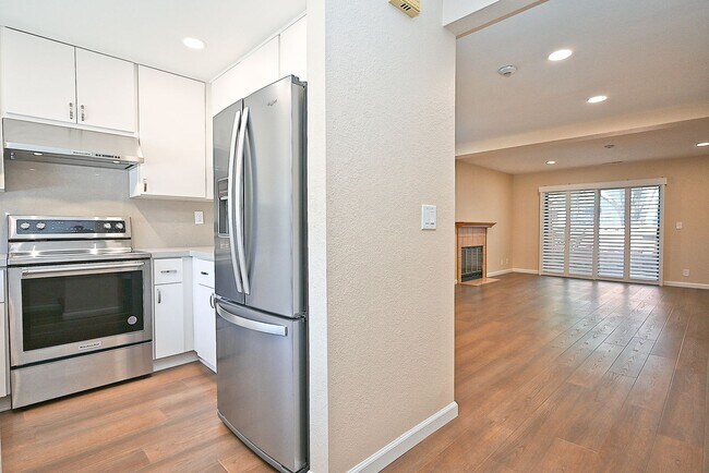 Building Photo - $3190 -- Beautifully Remodeled Townhome in...