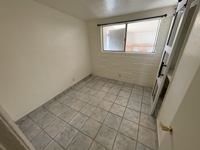 Building Photo - Great central location on cul-de-sac