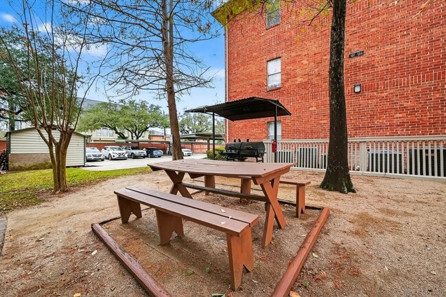 Building Photo - 4041 Drake St