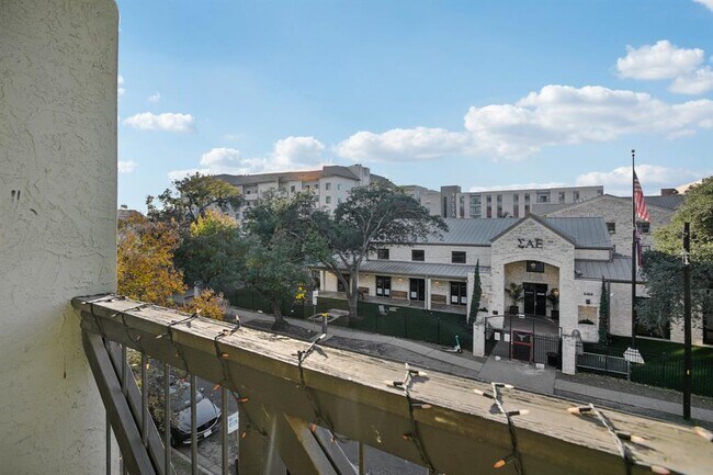 Building Photo - 807 W 25th St