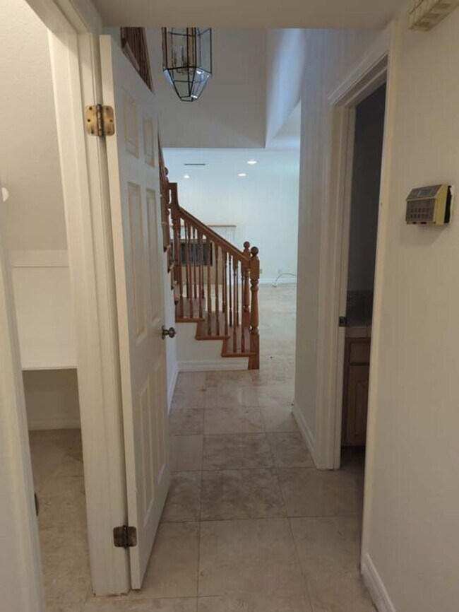 Building Photo - Beautiful and Spacious 4 Bed, 3 Bath Home ...