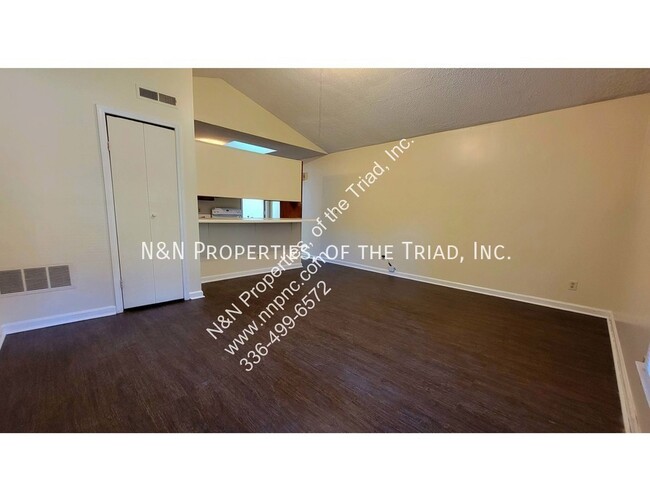 Building Photo - 1 Bed/1 Bath First Floor Unit- Downtown, W...