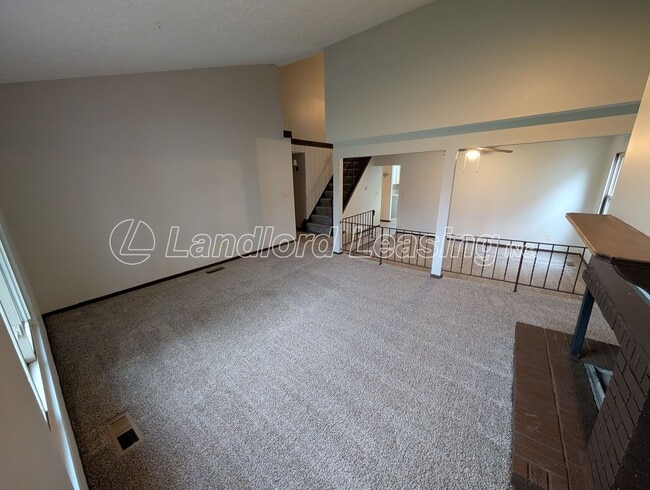 Building Photo - Spacious Townhome with Vaulted Ceilings, Fireplace & Garage