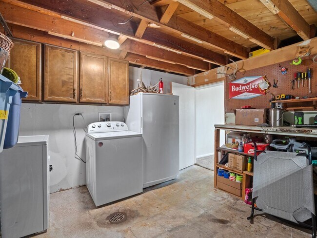 Building Photo - Spacious 5-Bedroom Ranch Backing to the High Line Canal in Littleton
