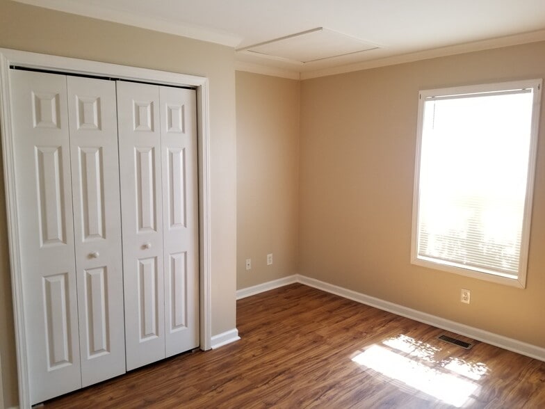 Building Photo - 10831 Woody Dr