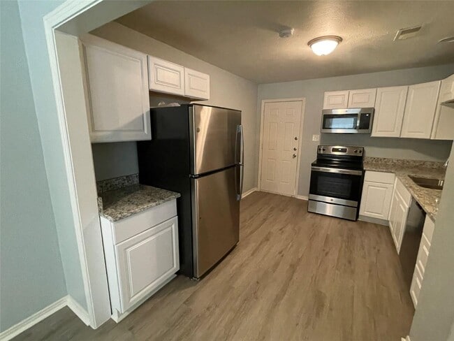 Building Photo - 3 BR/2.5BA | Renovated Single Family Home | 1-Car Garage Parking | Fenced backyard