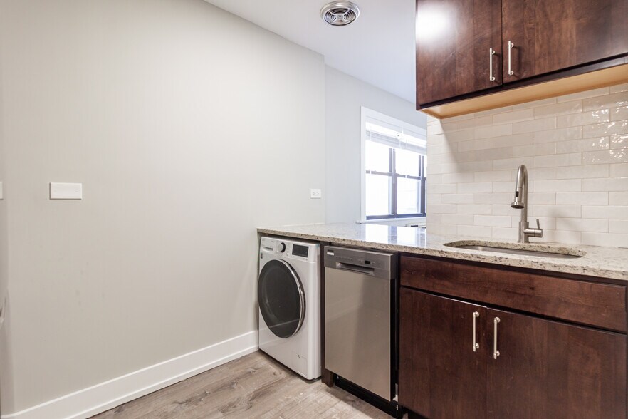 Building Photo - 454 W Barry Ave