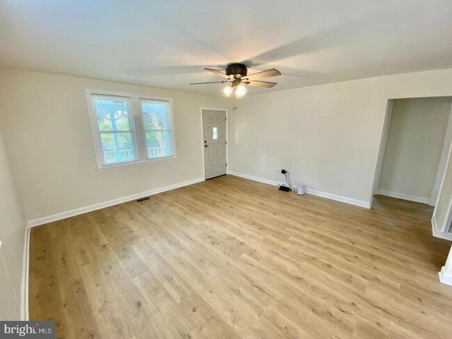Building Photo - 118 W Hawthorne Dr
