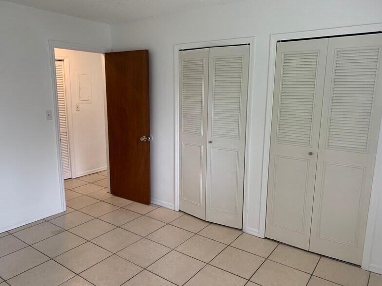 Master bedroom - 1197 S Park Ave
