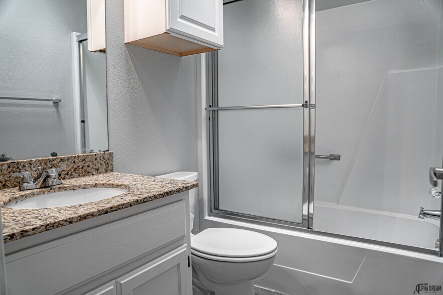 Building Photo - 1370 Oakland Ave