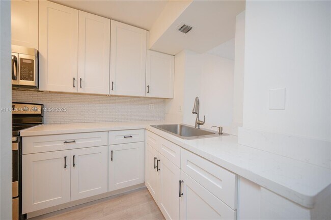 Building Photo - 9210 Fontainebleau Blvd