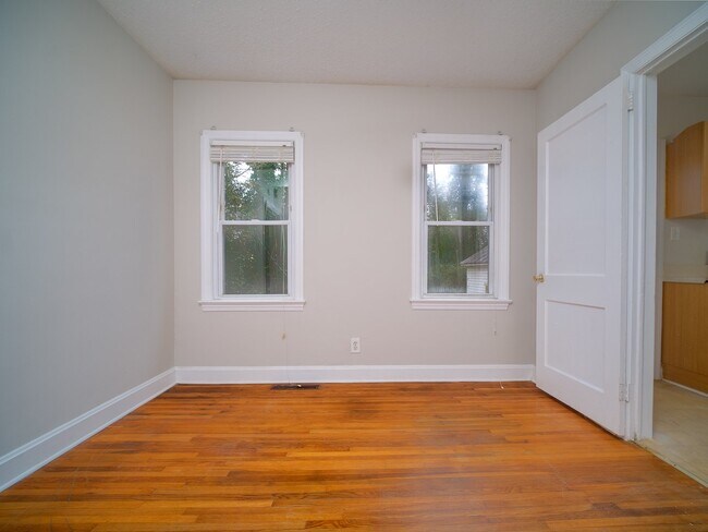 Building Photo - "Charming 3-Bedroom Home with Gleaming Hardwood Floors & 2 Full Baths in Prime Charlotte Location!"