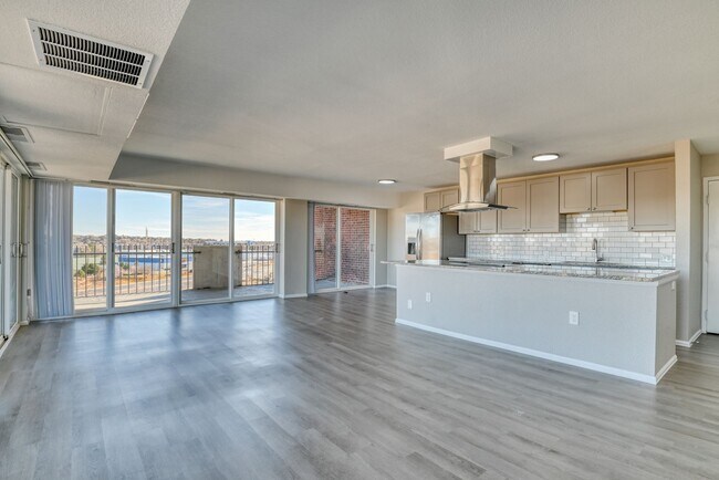 Building Photo - 2 Bed 2 Bath Condo in Historic Satellite Hotel