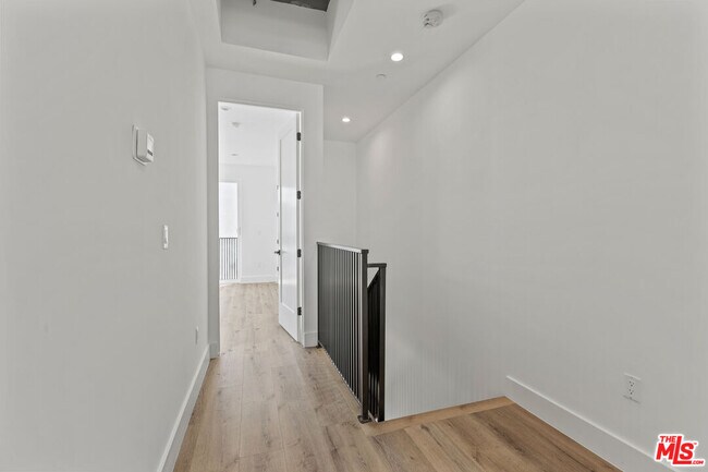 Building Photo - 10917 Hesby St