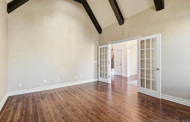 Building Photo - Exquisite custom home with high end finishes located in the gated community of Maple Ridge Village