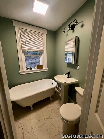 Building Photo - 55 Park Dr