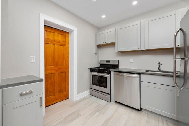 Building Photo - Newly Renovated 3 Bedroom with Washer /Dryer & Private yard