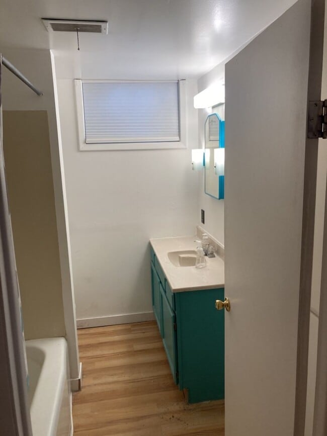Building Photo - Move-In Bonus - 2 bed, 1 bath Basement Apa...