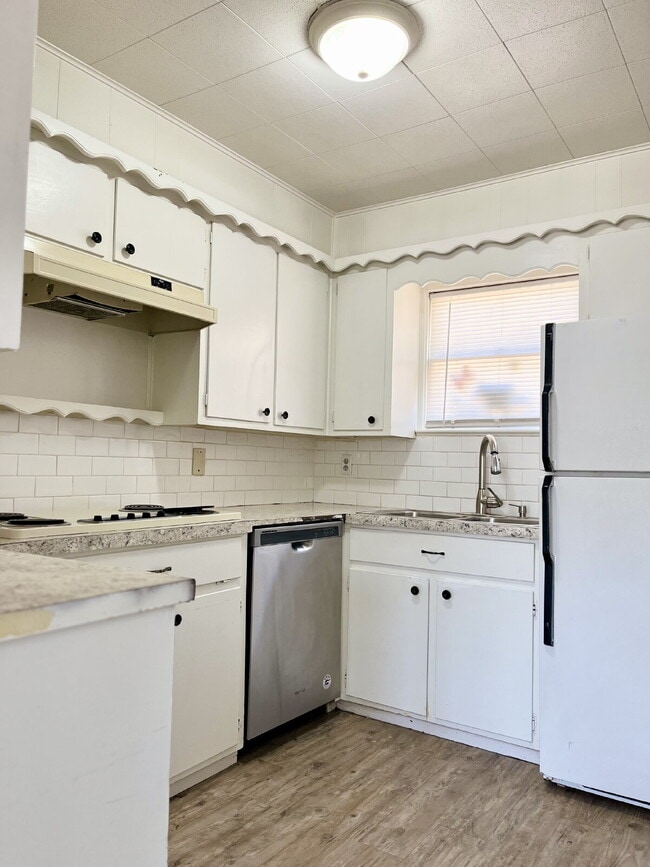 Building Photo - Charming 3 bedroom, 1.5 bathroom!
