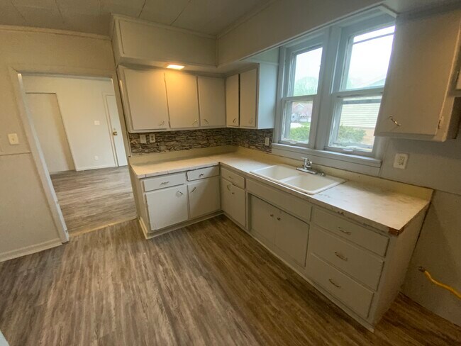 Building Photo - 56 Bismark St