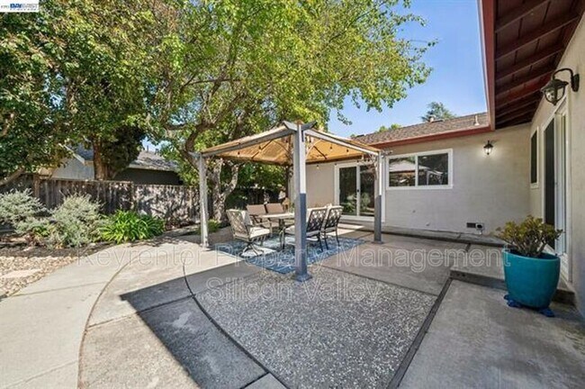Building Photo - 7403 Hillsdale Dr