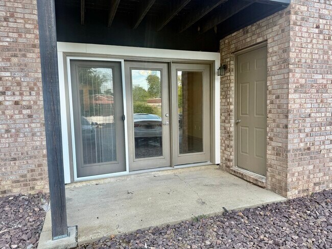 Building Photo - 1317 Esic Dr