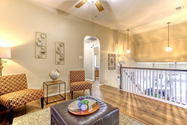 Building Photo - Beautifully Maintained 4 bed/3bath 2 Story...