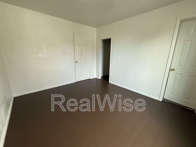 Building Photo - 328 SE Lane Ave