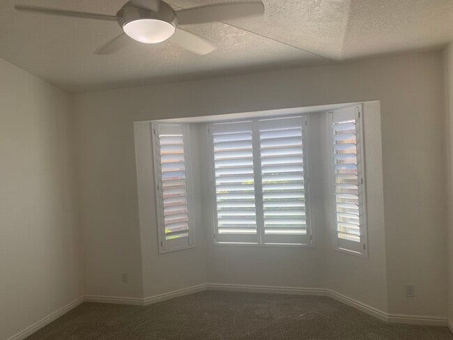 Building Photo - Wonderful 3 Bed 2 Bath Single Story on Sou...
