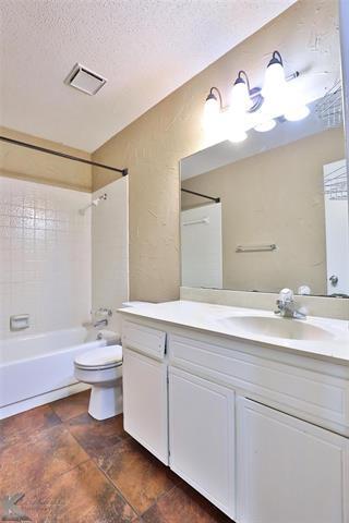 Building Photo - 4025 Inverrary Dr