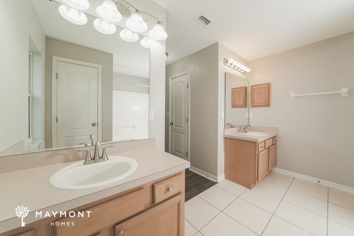 Building Photo - 6811 Krenson Oaks Cir