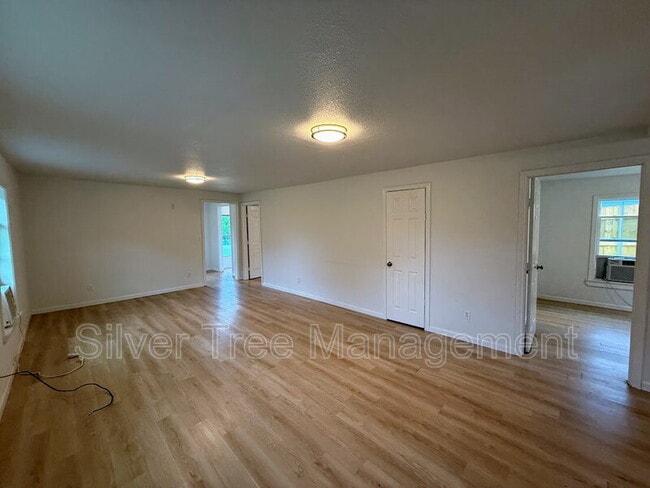 Building Photo - 506 W Parnell St